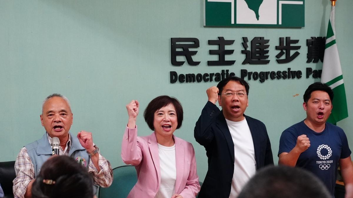 何欣純拜訪市黨部，強調台中一定要向前走。 圖：何欣純服務處/提供