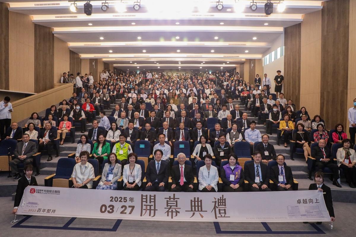 光田綜合醫院向上院區開幕典禮全場大合照。 圖：台中市政府/提供