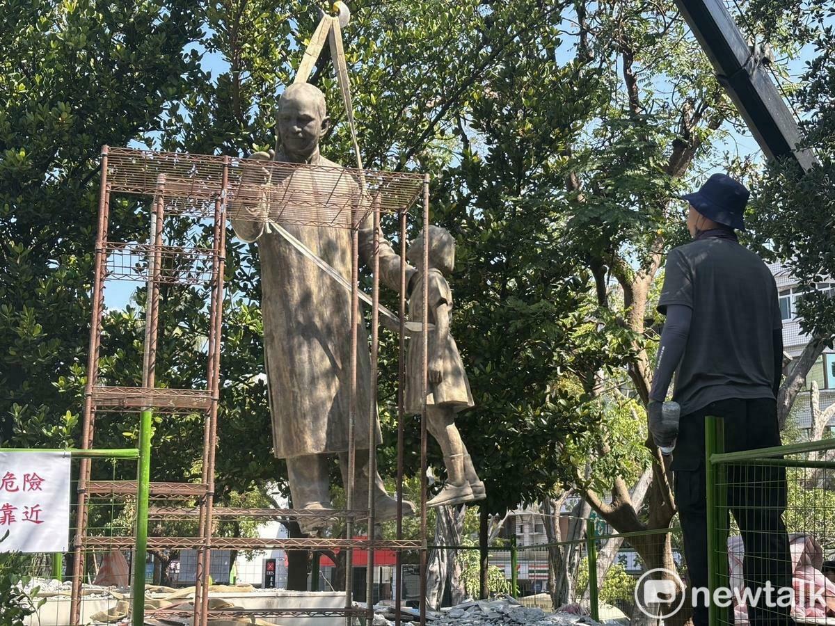 台灣基進台南黨部團隊2月28日將台南文化中心外的蔣中正銅像以鐵籠圈起，貼上「殺人應該要定罪，威權不值得紀念」標語，呼籲市府應將不合乎台灣歷史脈絡與文化記憶的威權象徵拔除，台南市府今天將銅像移除。 圖：台灣基進黨提供