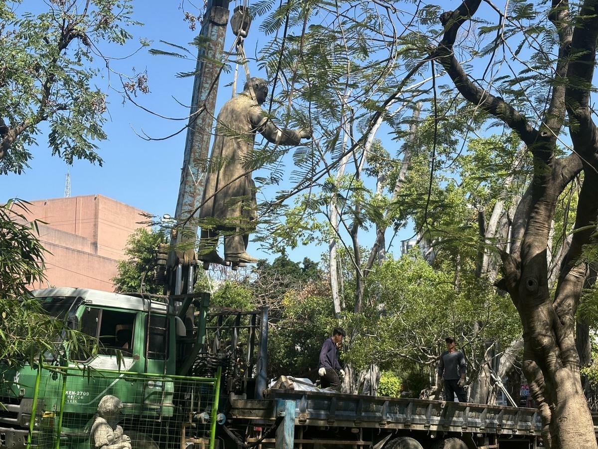 台灣基進台南黨部團隊2月28日將台南文化中心外的蔣中正銅像以鐵籠圈起，貼上「殺人應該要定罪，威權不值得紀念」標語，呼籲市府應將不合乎台灣歷史脈絡與文化記憶的威權象徵拔除，台南市府今天將銅像移除。 圖：台灣基進黨提供
