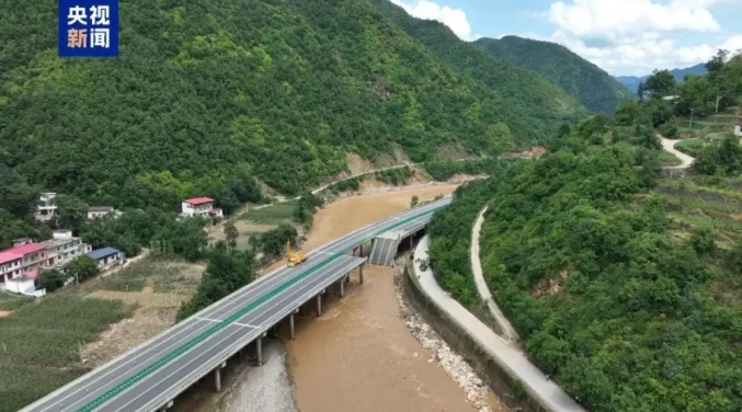 2024 年 7 月 19 日 20 時 40 分許，陜西丹寧高速水陽段公路橋樑因突發山洪發生局部單側垮塌。 圖 : 翻攝自央視新聞
