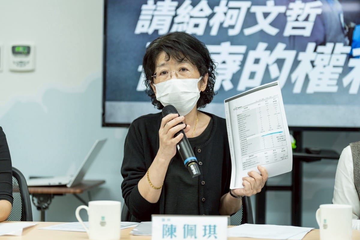 陳佩琪秀出柯文哲健檢資料表示，柯的健檢一直都很正常，但現在血尿數值超標10倍以上 圖：民眾黨／提供