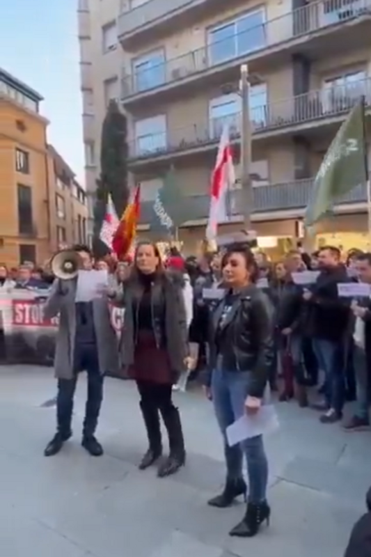 大量西班牙民眾在巴塞隆納市政廳前抗議，反對該市遭受的嚴重伊斯蘭化。 圖：翻攝自 Cantonese 廣東仔 X 帳號