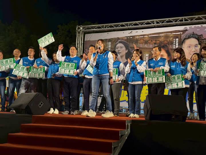國民黨高雄市黨籍議員開場就集體上台。 圖： 取自柯志恩臉書