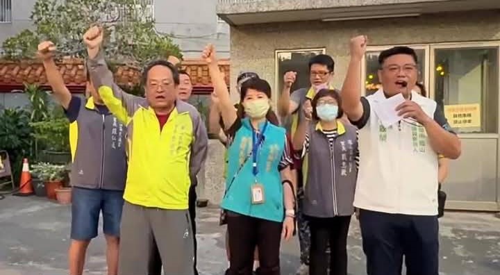 蘇致榮(右一)帶領10位鳳山區里長到會場抗議。 圖：取自蘇致榮臉書