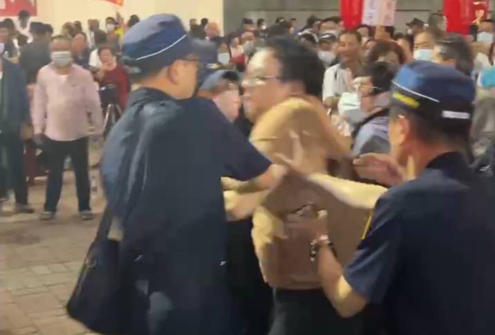晚會中1名男子突抓狂，一度想要衝進廟埕，最後被警方與便衣合力架離現場。 圖：孫家銘翻攝