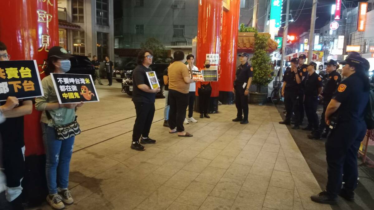 民團在「意見表達區」與警方和平對峙。 圖：孫家銘攝
