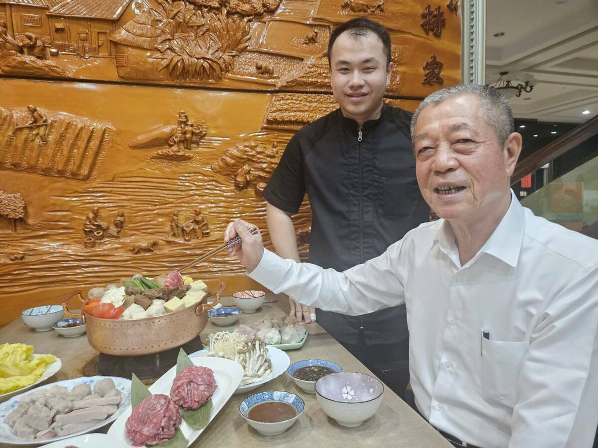 周典論(右)的私房「原生番茄湯」，被火鍋店業者林千畬(左)改良為一名爆紅的「議長鍋」。 圖：林千畬/提供