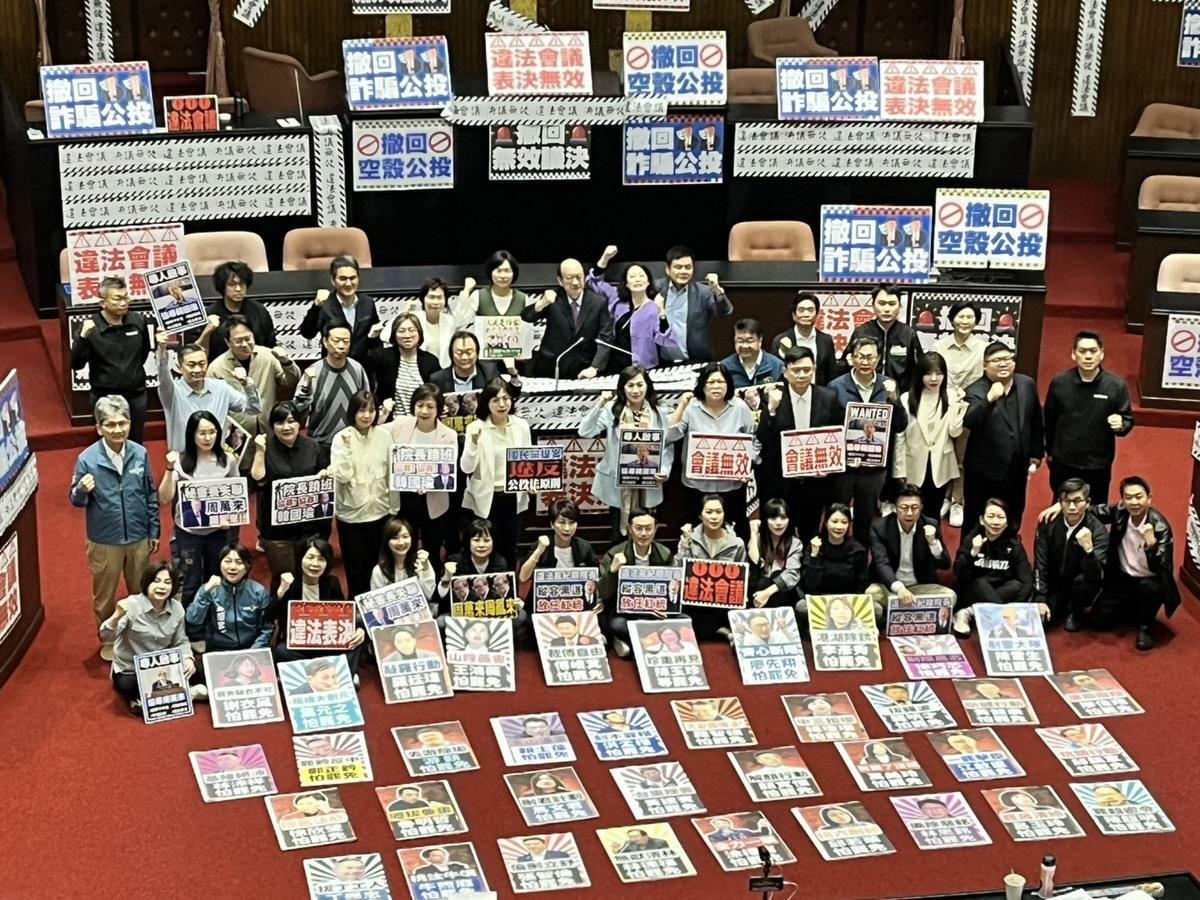 民進黨團一早進入立院議場，貼滿標語及高呼口號「顧台灣、護民主」。 資料照片：金大鈞/攝
