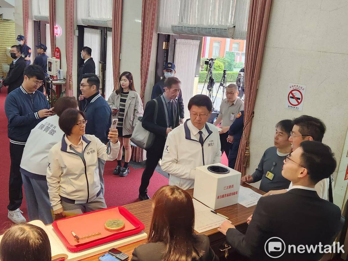 國民黨立委陸續赴議場簽到。 圖：黃建豪/攝