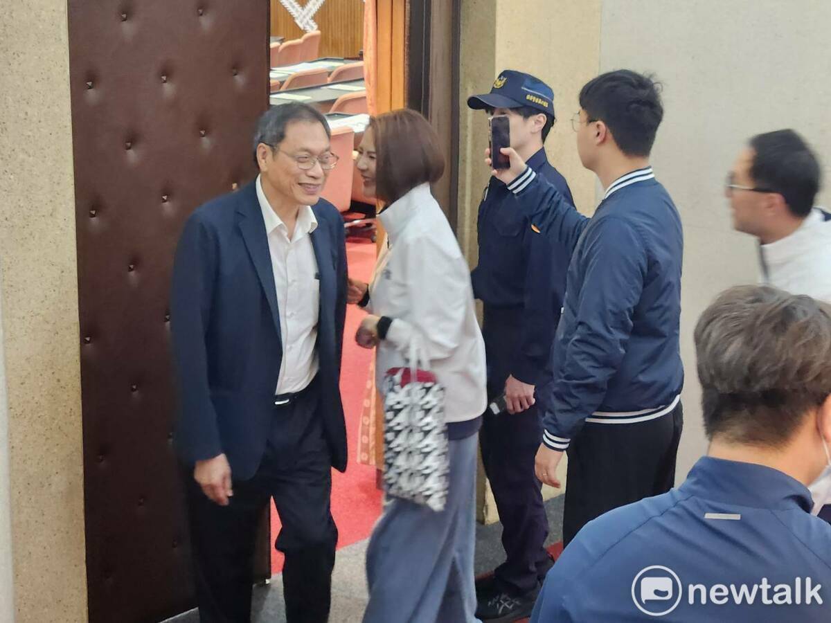 國民黨立委蘇清泉、陳菁徽等人開起議場正門入口查看狀況。 圖：黃建豪/攝