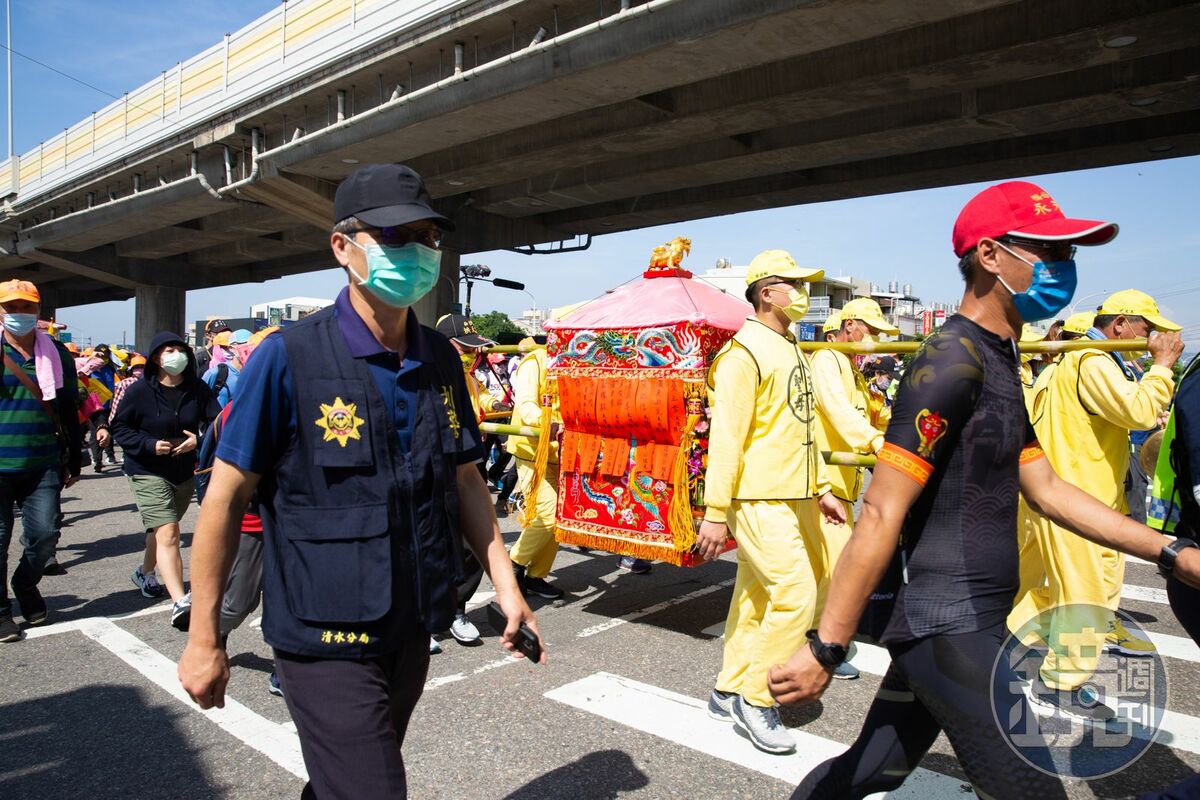 「粉紅超跑」白沙屯媽祖進香活動即將開跑，已有許多民眾排隊搶著報名。（本刊資料照）