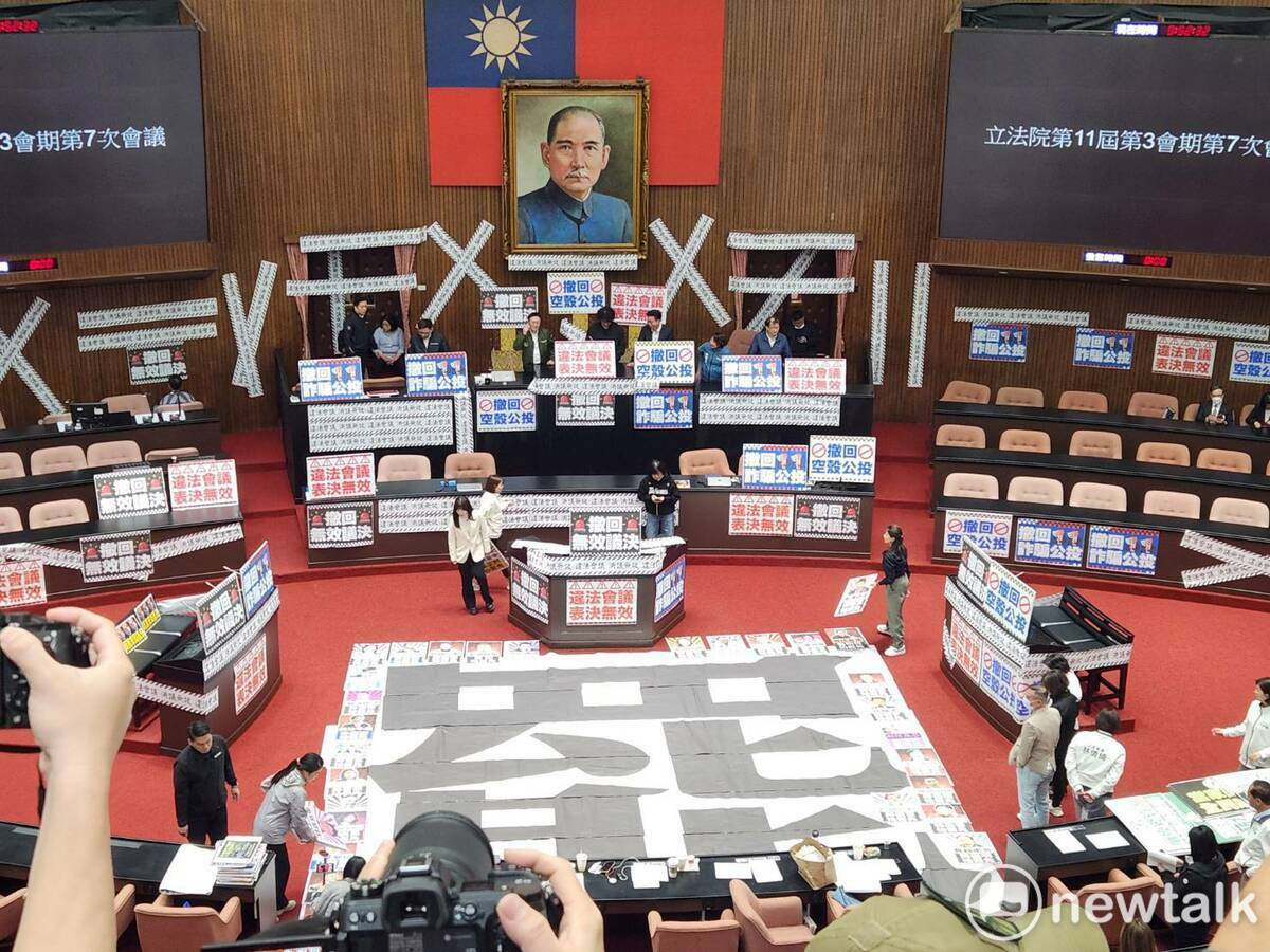 民進黨團在議場把上大大的「罷」字。 圖：黃建豪/攝