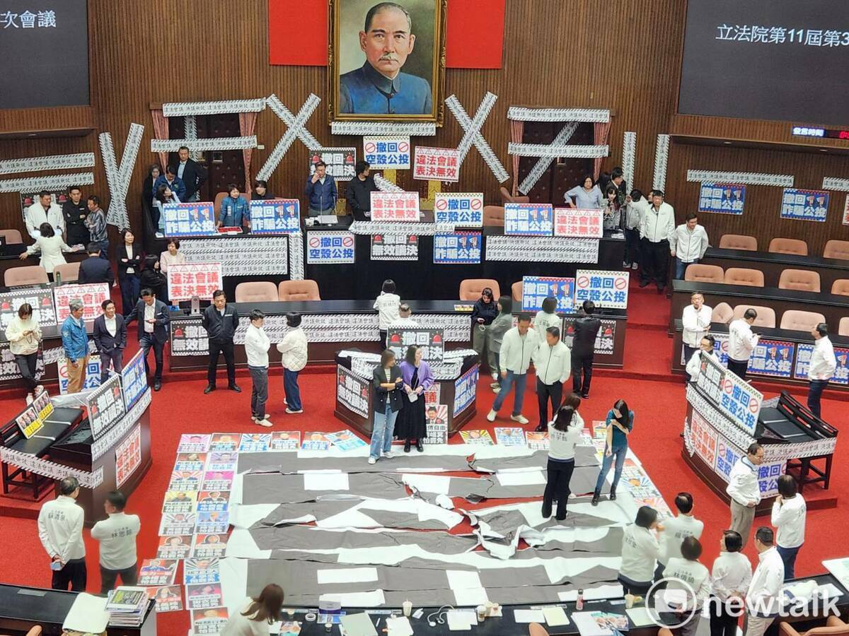 國民黨團毫不客氣將「罷」字踩到毀損。 圖：黃建豪/攝