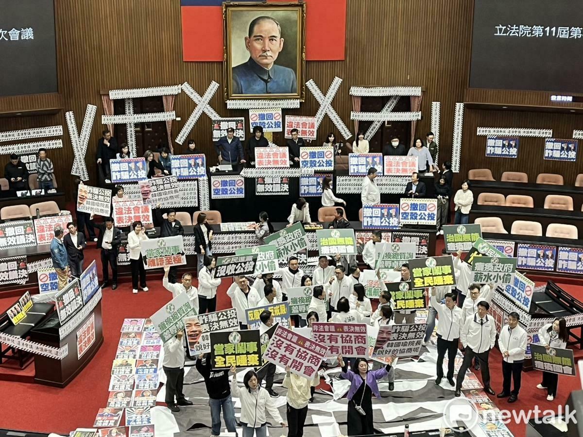藍白25日偷襲表決兩公投，引發綠黨團今日杯葛議事，藍綠互舉標語叫囂。 圖：金大鈞/攝