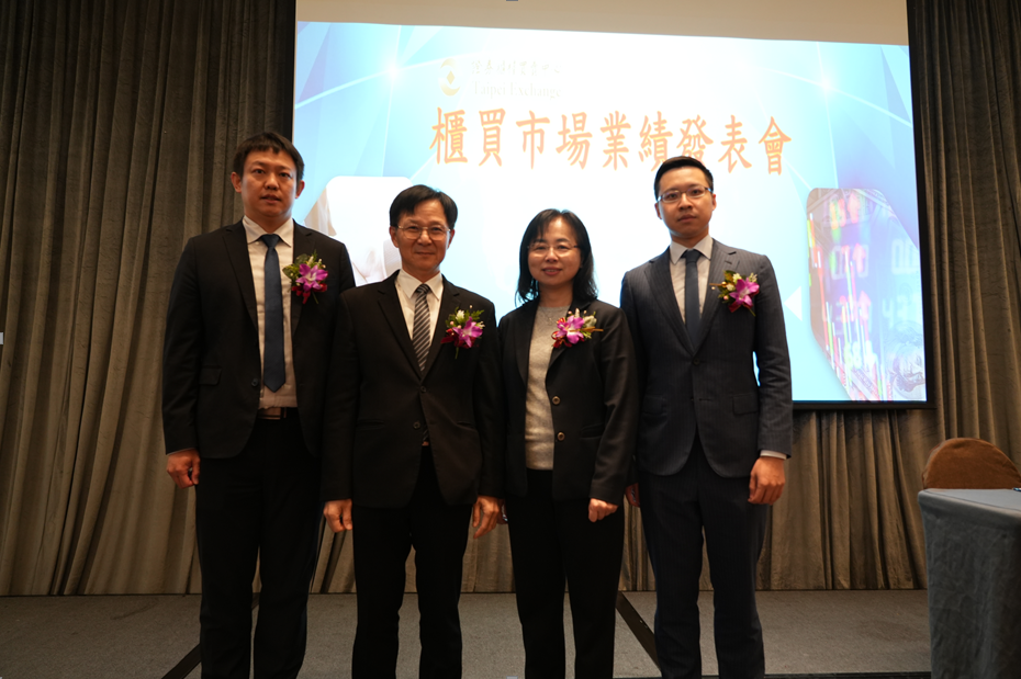 櫃買中心李淑暖副總經理（右二）、聖暉賴銘崑總經理（左二）、梁鈞幃發言人（右一）及財務主管陳忠生（左一）於今（114）年3月21日舉辦之櫃買市場業績發表會合影。 圖：櫃買中心提供