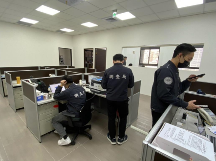 日前有兩家中國科技公司「艾科微電子」與「金泰克半導體」，涉嫌透過第三地投資方式，在台設立非法研發據點招募科技人才。新竹地檢署本月26日及27日指揮調查局至台北、台中、新竹等地執行搜索，並傳喚被告及證人十餘人到案說明。 圖：調查局提供