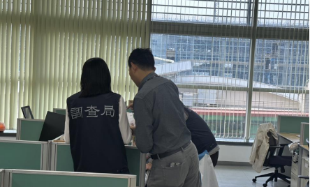 日前有兩家中國科技公司「艾科微電子」與「金泰克半導體」，涉嫌透過第三地投資方式，在台設立非法研發據點招募科技人才。新竹地檢署本月26日及27日指揮調查局至台北、台中、新竹等地執行搜索，並傳喚被告及證人十餘人到案說明。 圖：調查局提供