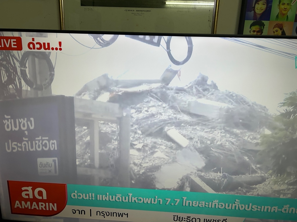 受緬甸強烈地震影響，遠在700公里外泰國曼谷一棟興建中的高樓倒塌。 圖：翻攝「X」@Rajprasong_News