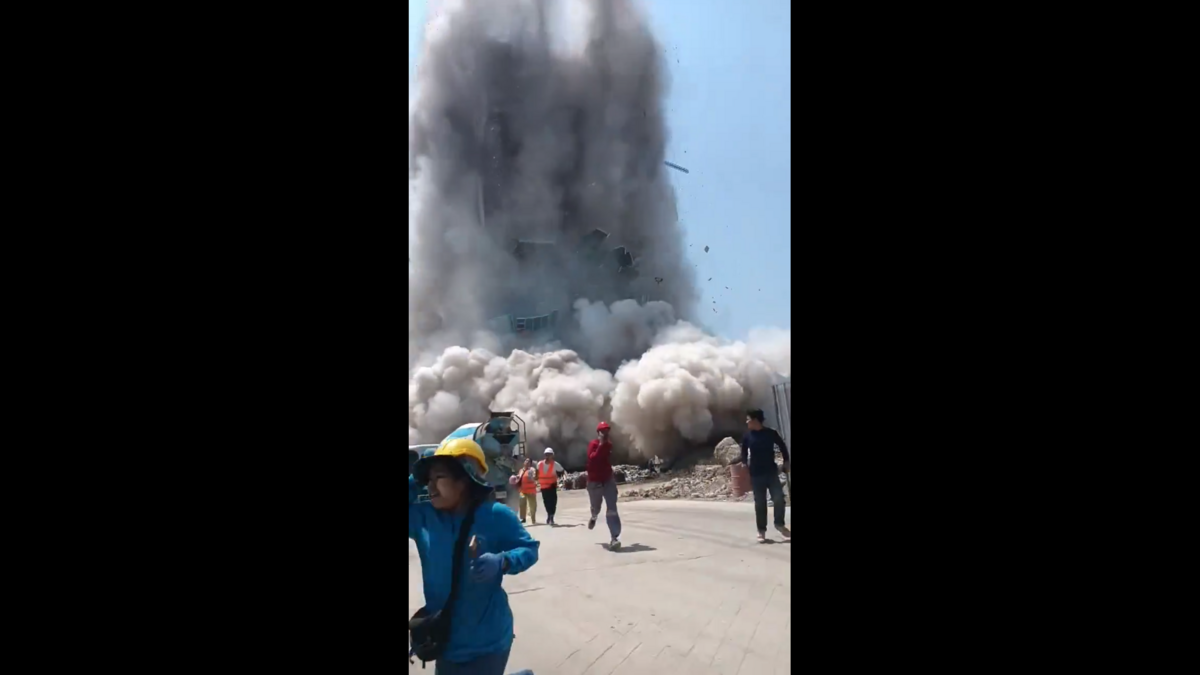 一座正在建設中的 30 層摩天大樓於地震後坍塌，造成 43 名工人受困，並已確認至少一人死亡。 圖：翻攝X（前推特）影片