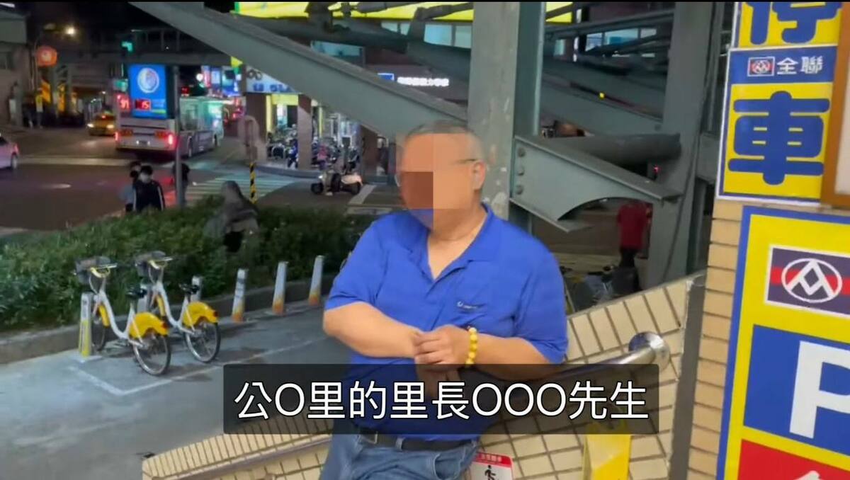 「拔羅波」團隊今（28）表示，昨天舉辦快閃活動時，當地里長突然現身盯梢，志工狠酸，從小到大，第一次看到這位「萬年里長」這麼認真的守護大家。 圖：截自「拔羅波｜罷免羅明才」臉書影片