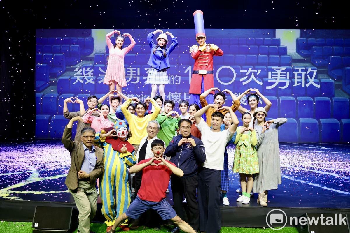 全臺首座結合馬戲藝術與繪本精彩內容的「FOCASA幾米馬戲樂園」在水交社文化園區大草原盛大開幕，由臺南市長黃偉哲和林懷民等人主持開箱儀式，展示這座全臺唯一、7層樓高，可容納千人的馬戲帳篷，見證臺灣馬戲藝術發展的嶄新里程碑。 圖：台南市政府提供