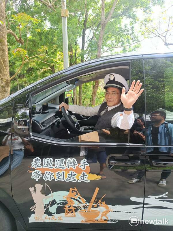 分署長陳榮俊以盟主身分駕駛農遊專車進入會場。 圖：唐復年/攝