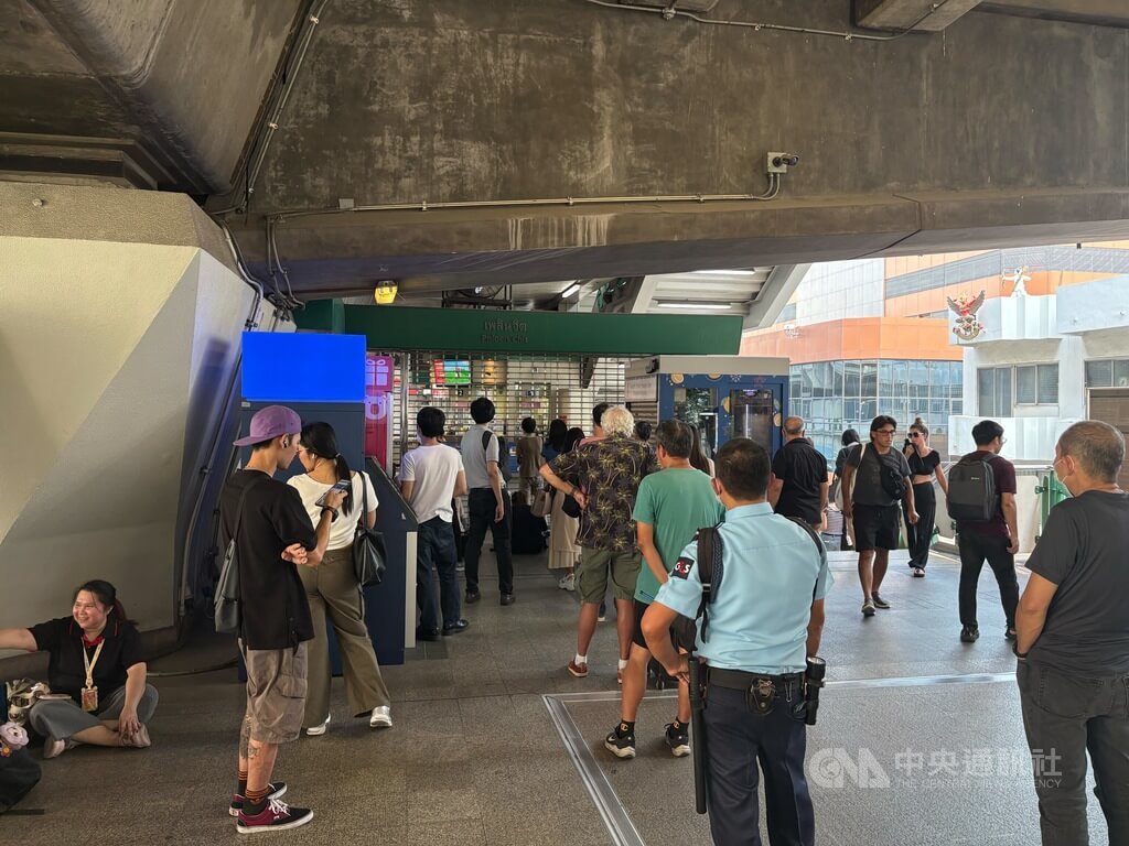 緬甸28日下午發生芮氏規模7.7強震，距離震央1000公里的曼谷也有感。曼谷空鐵（BTS）和地鐵（MRT）在地震後就關閉，圖為大批民眾等在空鐵門外。 圖：中央社/提供