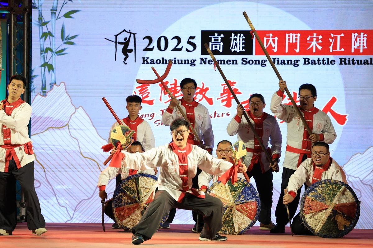 象徵內門傳統武陣代表的「順賢宮宋江陣」進行開幕典禮。 圖：高雄市觀光局/提供