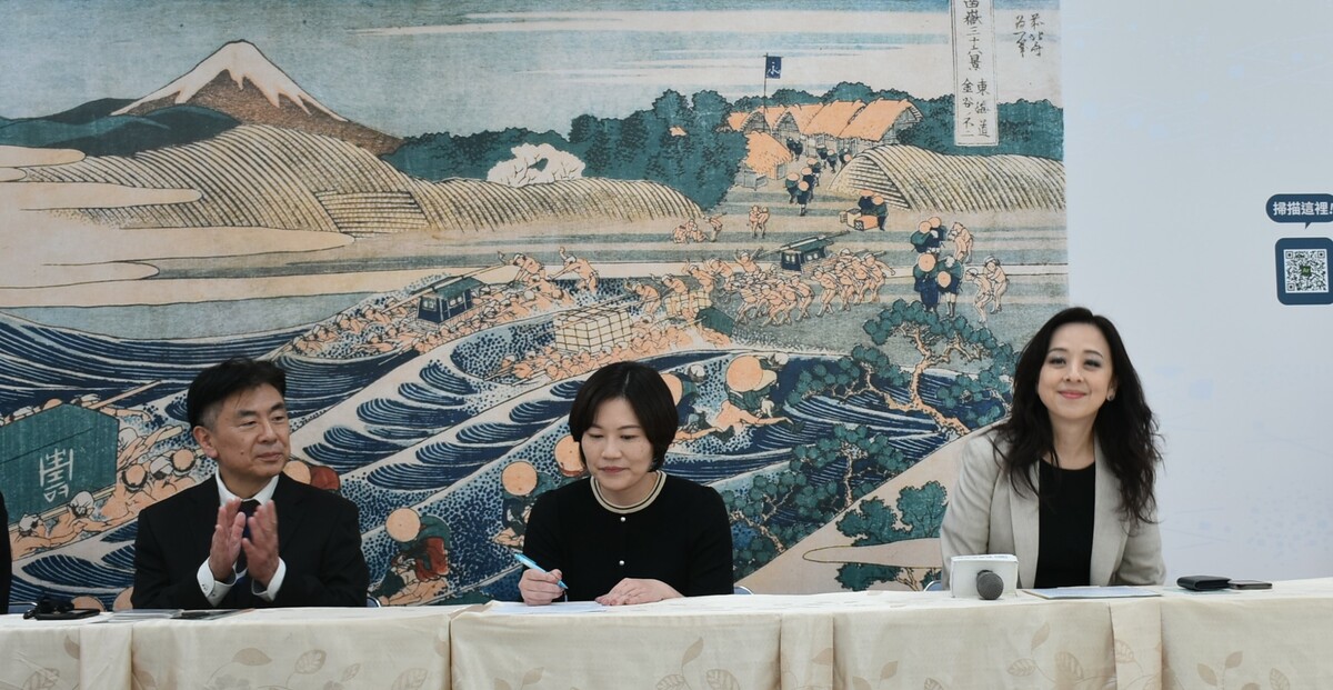 創價美術館館長呂慧甄(右)與東京富士美術館館長清水由朗(左)共同召開記者會，介紹雙方合作的浮世繪典藏展。 圖：孫家銘攝