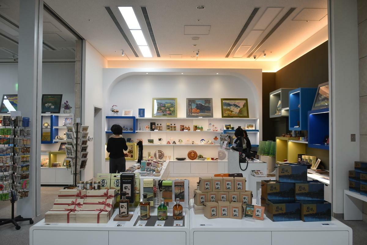 創價美術館一樓文創商品區推出多款周邊商品。 圖：孫家銘攝