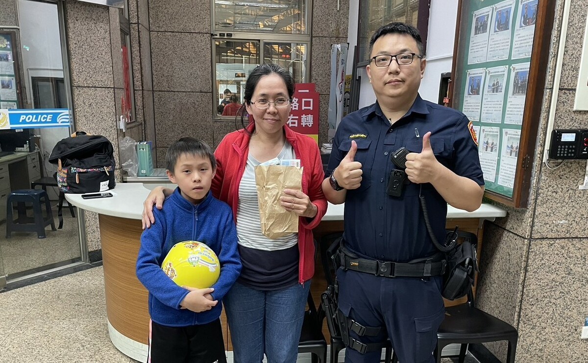 失主女兒領回20萬元，感謝警方的積極協助。 圖：高市警新興分局/提供