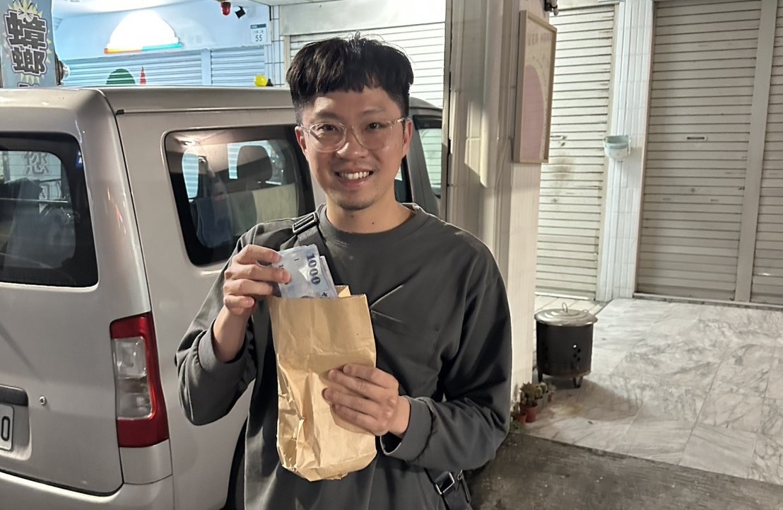 員警在汽車底盤下尋獲陳翁遺失的鉅款。 圖：高市警新興分局/提供