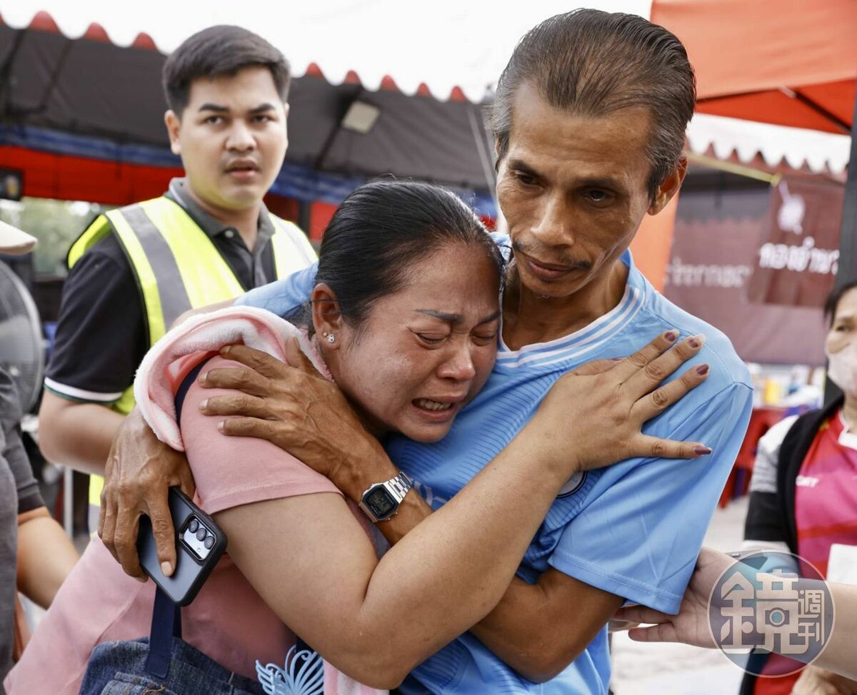 泰國大樓倒塌傷亡慘重，倒塌大樓約有40名工人仍受困，家屬現場求助救難隊，場面哀戚。 圖: 鏡傳媒/提供