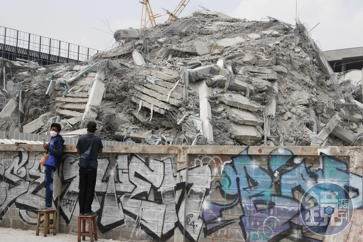 泰國審計署辦公大樓在地震後應聲崩塌，目前仍有40人生死未卜。 圖: 鏡傳媒/提供