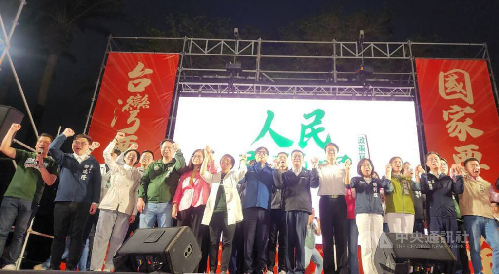 民進黨29日在高雄舉辦「人民是頭家」政策宣講會，行政院長卓榮泰（前右6）率8席綠委齊呼口號，盼高雄人團結意志挺身而出，做全台灣後盾。 圖:中央社提供