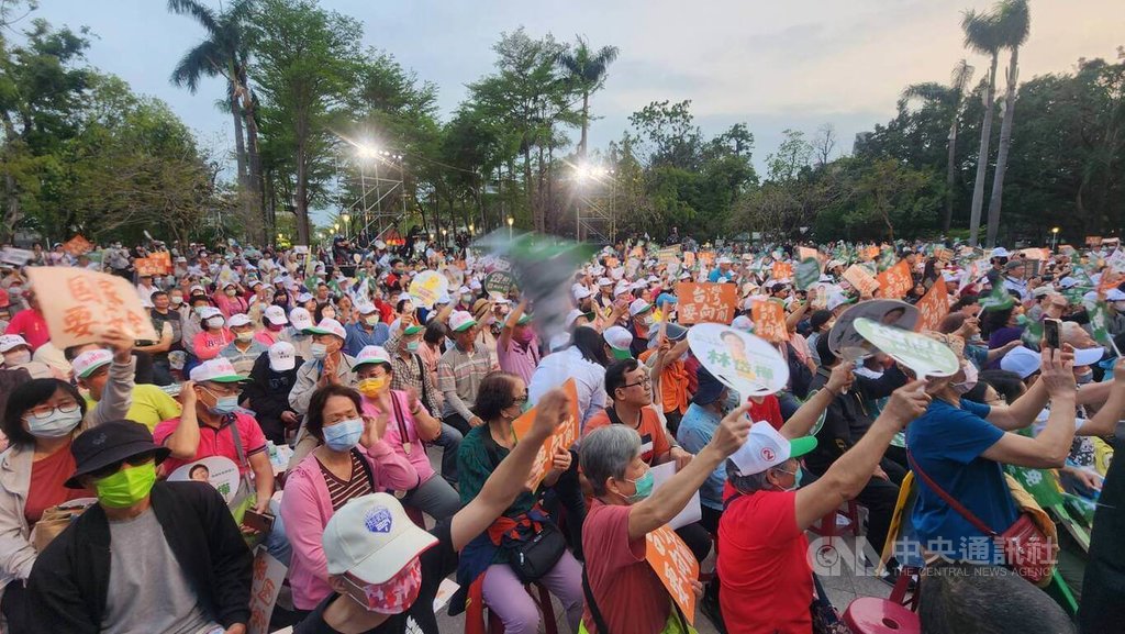 民進黨29日在高雄舉辦「人民是頭家」政策宣講會，吸引大批熱情民眾湧入，現場與會者搖旗響應。 圖:中央社提供