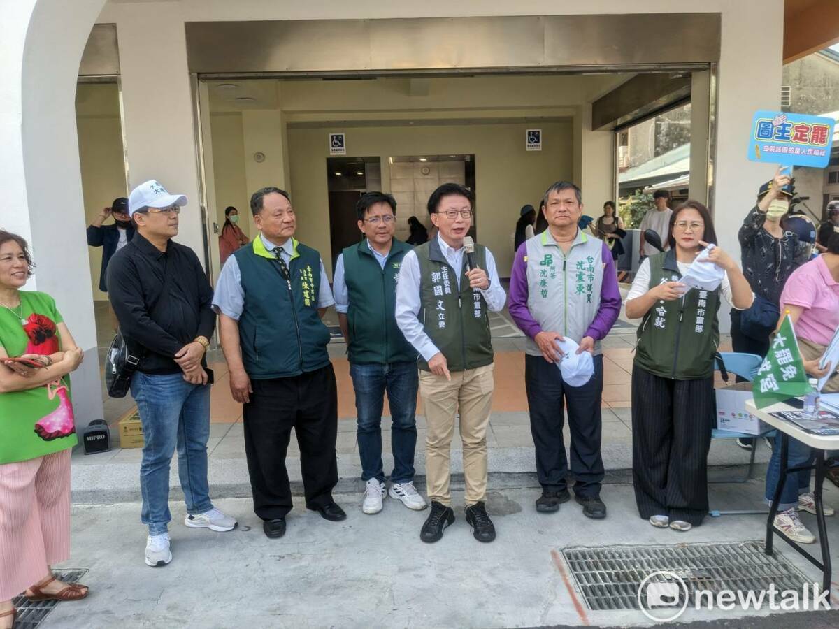 罷免連署宣傳逐步在臺南各地發起，民進黨臺南市黨部挺公民行動民主連署站今日在新營福園孝思堂、南區富貴南山紀念中心、中西區淺草多功能中心、伊木手工捲餅騎樓、北區花園夜市，合計5地設攤，吸引不少民眾圍觀連署。 圖：民進黨台南市黨部提供