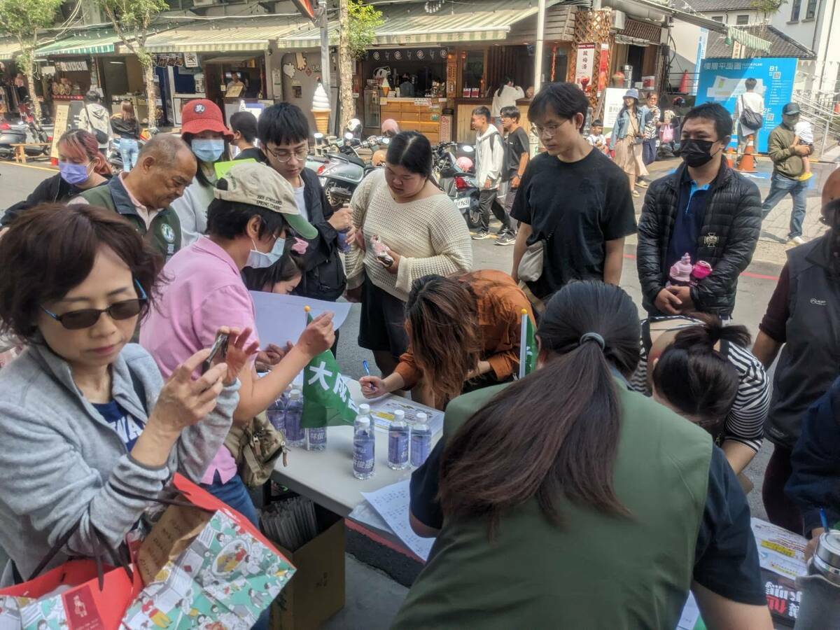 針對國民黨立委的二階罷免連署進入後半段，藍營評估因連署進入冷卻期，綠營可能集中戰場。 圖：民進黨台南市黨部／提供（資料照）