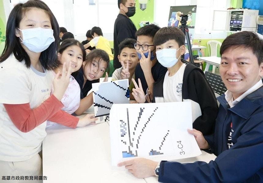 吳立森(右一)與大樹國小學童合力完成最後一塊拼圖。 圖：高雄市教育局/提供