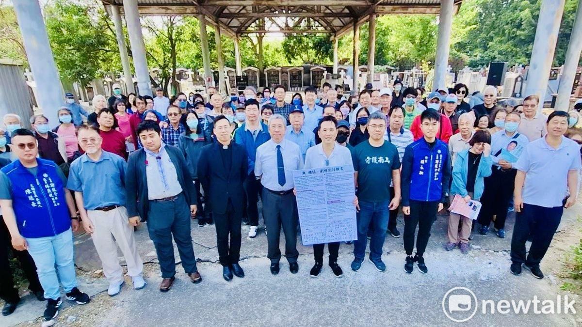 永康二王基督教墓園自救會今日在墓園中舉行聯合追思禮拜，現場超過百位親人家屬與教會牧長參加，在詩歌敬拜中感謝上帝恩典共同追念先人。由於台南市政府決定重劃二王市地，該墓園可能面臨強制拆遷要求，自救會與墓主家屬當場發起向總統府陳情連署行動。 圖：二王基督教墓園自救會提供