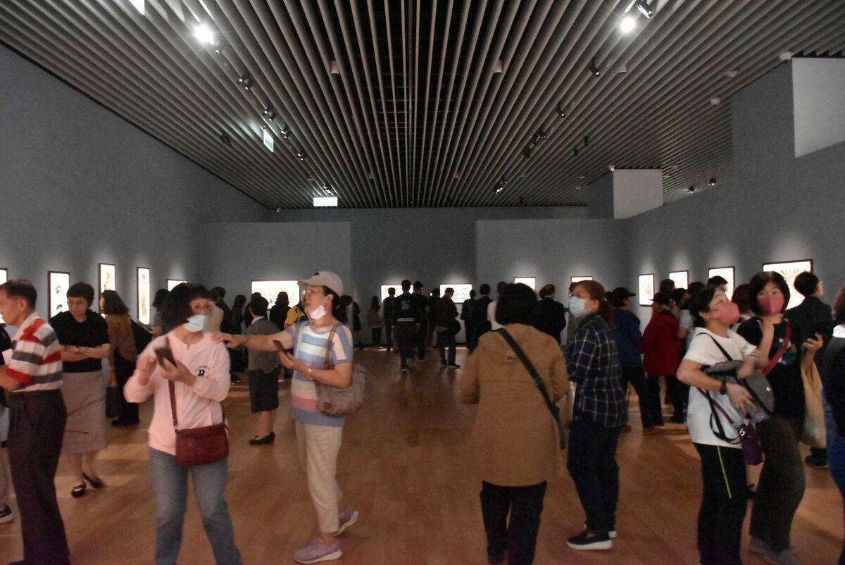 創價美術館東富美浮世繪典藏展開展首日即吸引大批民眾進場。 圖：孫家銘攝