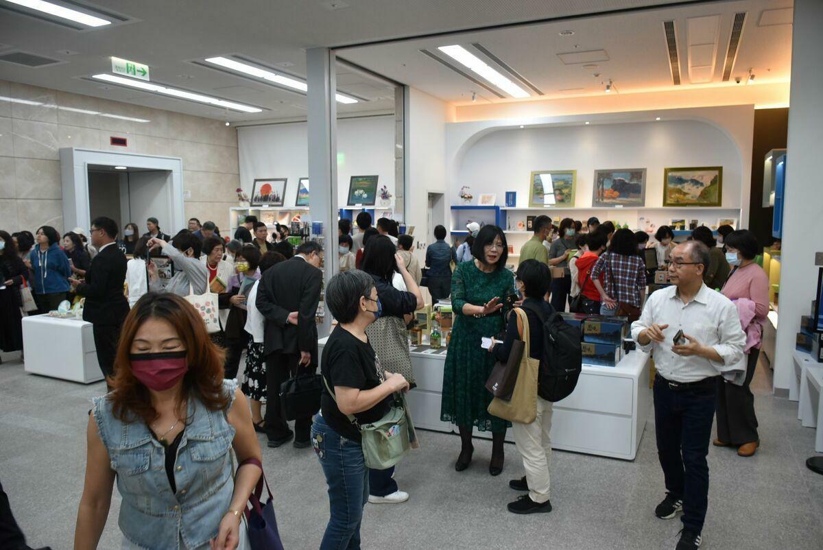 大批民眾在開幕式後就開始逛一樓的文創商品區。 圖：孫家銘攝