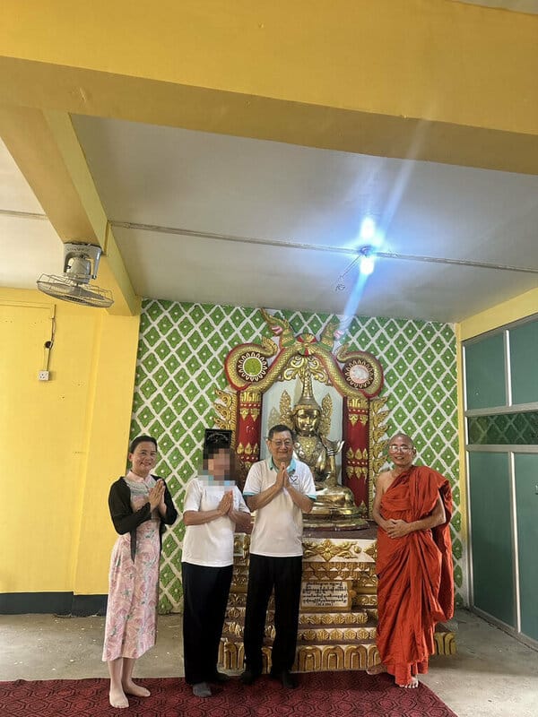 自台灣的林姓夫婦28日在緬甸瓦城長城飯店遇強震，飯店倒塌。林先生（左3）因靠近門口，第一時間幸運逃出，但妻子（左2）還困在裡面，截至30日已被困逾30小時，友人都正為她集氣。圖為林姓夫婦合影。 （緬甸台商總會秘書長羅振華提供）