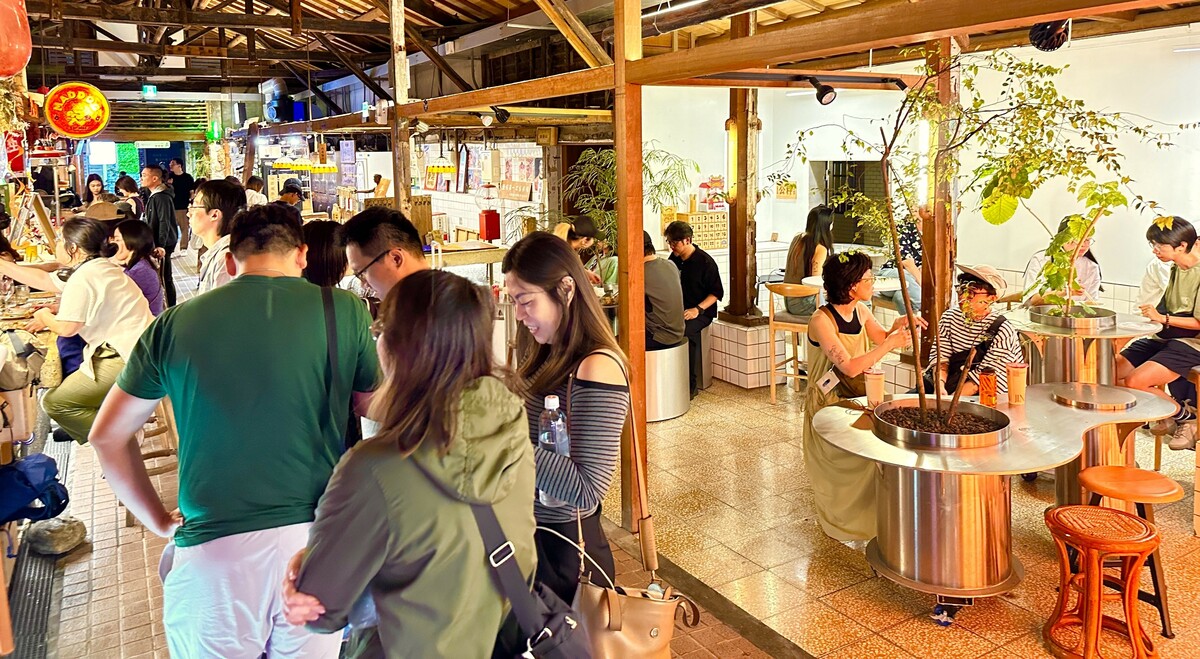 《人生的避風港！》鹽埕踩點集章活動，串聯超過50個店家。 圖：高雄市經發局/提供