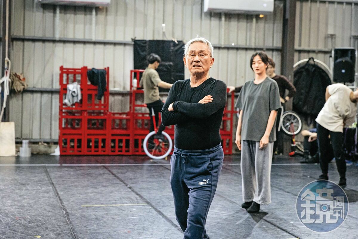 林懷民（前）在排練場神情專注地執導《幾米男孩的100次勇敢》彩排。
