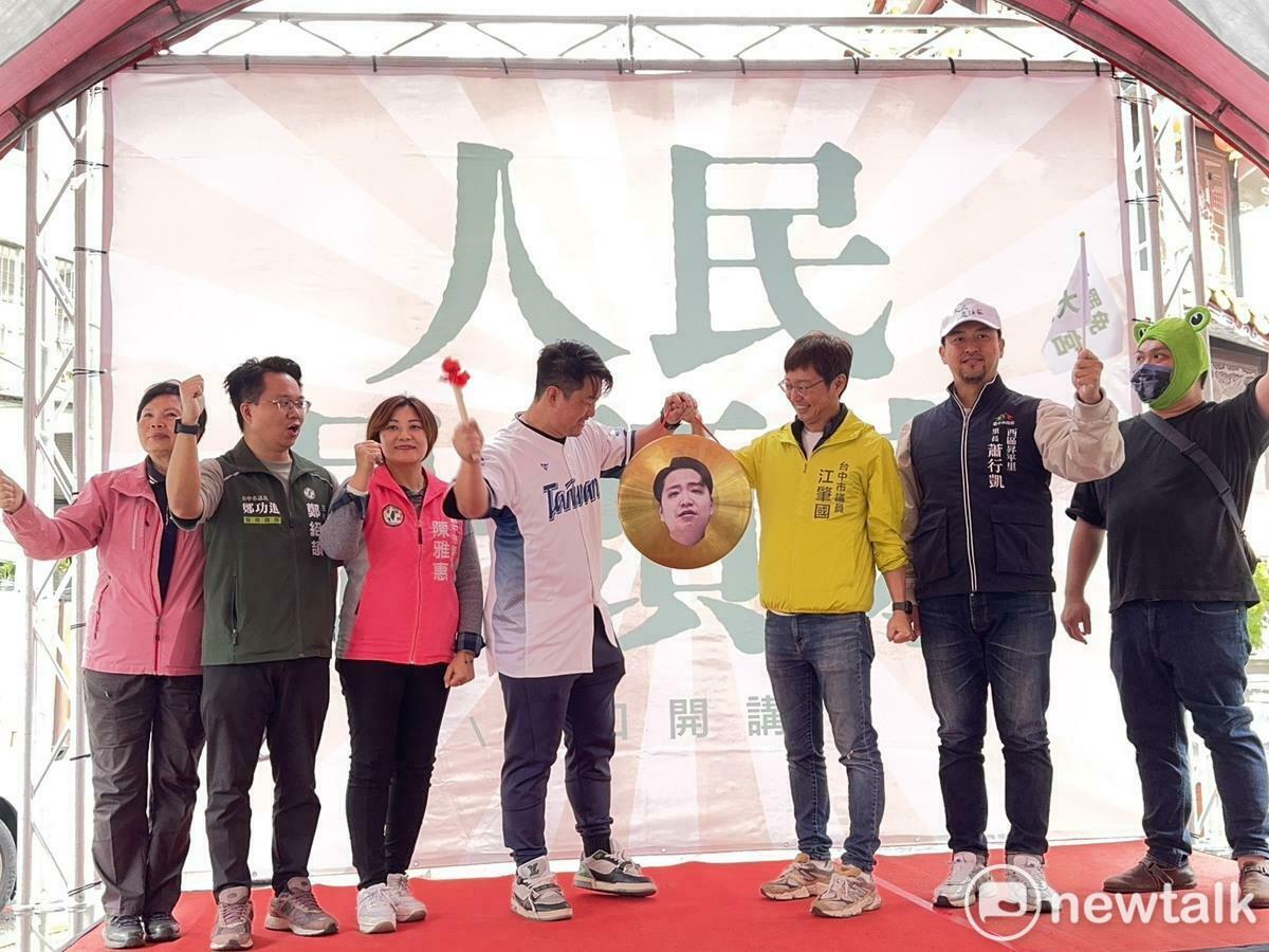 前立委陳柏惟遭「刪Q」，他今天參加敲羅行動，時說，「我一個海線的立委，結果羅廷瑋跑來罷免我？關他什麼事？」 圖：唐復年/攝