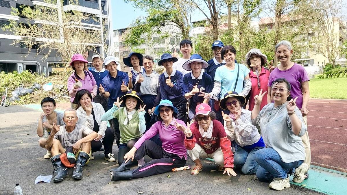 小港國中志工團隊持續投入通學步道維護，為社區提供舒適的人行空間。 圖：高雄市教育局/提供