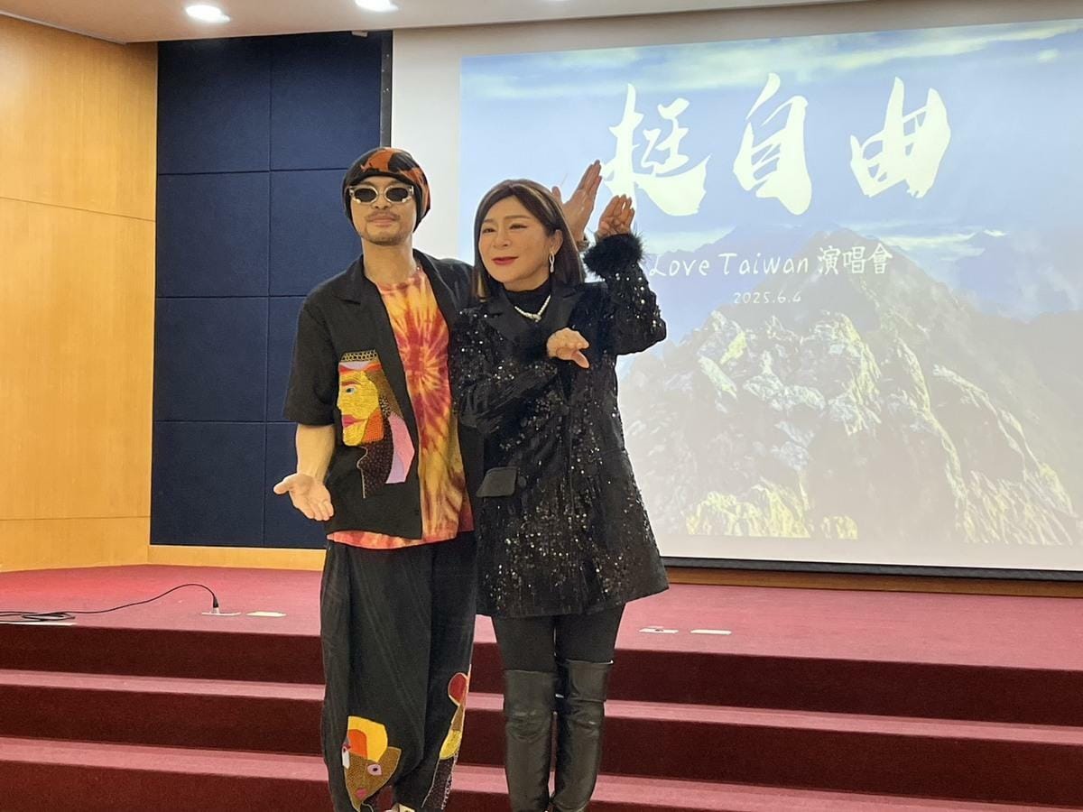 藝人黃明志、王彩樺合體宣傳「挺自由 愛台灣」公益演唱會。 圖：金大鈞/攝