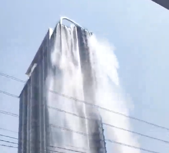 地震當下，曼谷有民眾拍下驚人畫面，一棟摩天大樓屋頂的無邊際泳池因劇烈晃動，大量池水如瀑布般傾瀉而下。 翻攝自 X